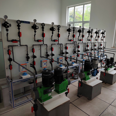 Sistema di dosaggio automatico per il trattamento dell'acqua Dispositivo integrato di dosaggio delle polveri chimiche